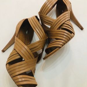 Tory Burch Strapping Sandals 🦋